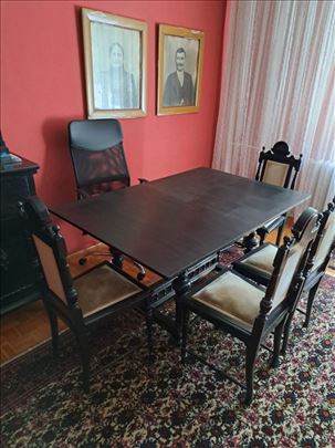 Alt Deutsch stilski sto, stolice, vitrina i lampa