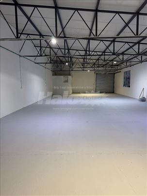 Izdajem halu 250m2 Batajnica - Ugrinovci