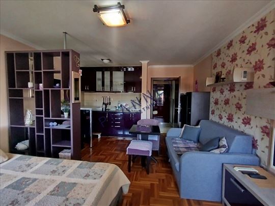 Stan 31 m2 namestenu blizini bazena odmah useljiv