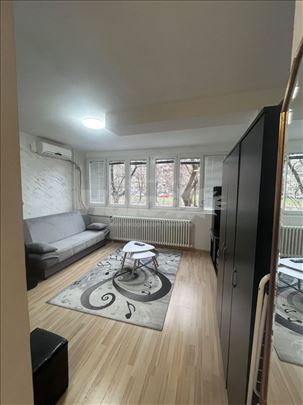  Zemun, Prvomajska –30 m² na top lokaciji 400e