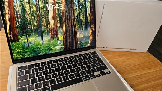 Apple 13 MacBook Air- malo korišćen, kao nov