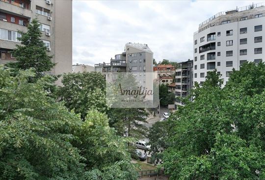 Prodaja, dvoiposoban, dvostran stan na Vračaru