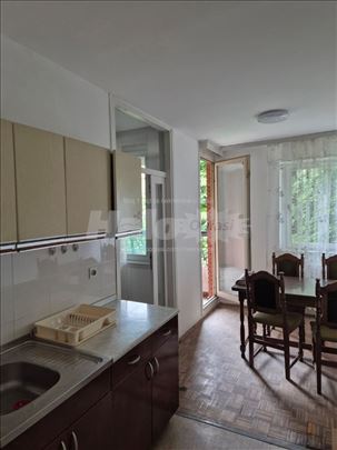 Stan u Batajnici, centralno grejanje, topla voda