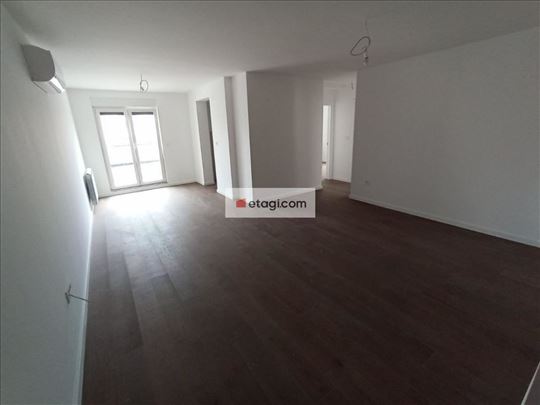 Trosoban stan sa privatnim dvorištem
