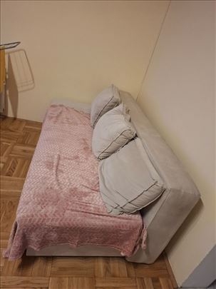 Francuski ležaj sa prostorom za odlaganje
