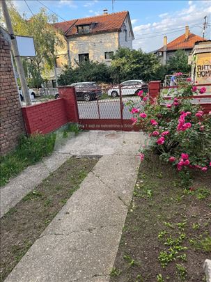 kuća sa parking mestom