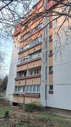 Odličan trosoban u kvalitetnoj zgradi, perfektna l