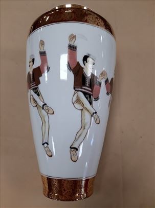Vazna sa motivima folklora