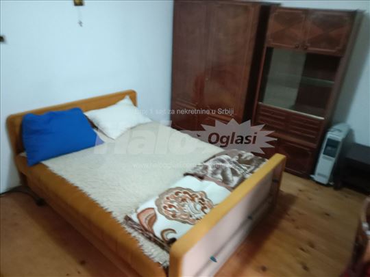 Dvosoban sta za jednu ili dve ženske osobe