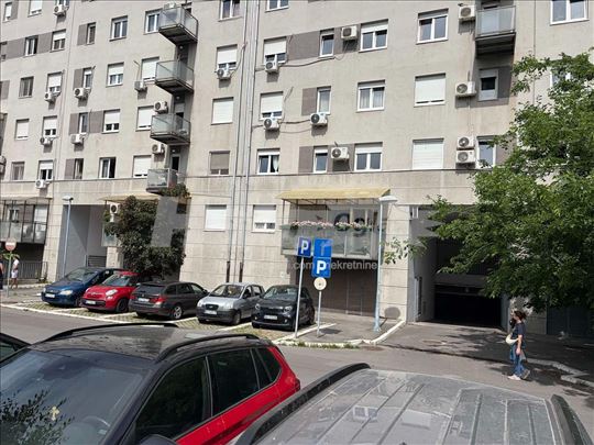 Garažno mesto - Blok 32 - 15 kvm - novi Merkator