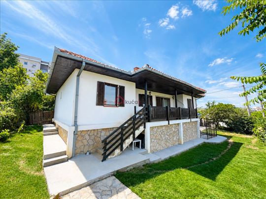Porodična kuća. Panoramski pogled. Sauna. Veliko d