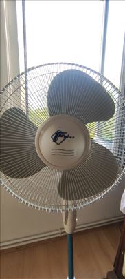 2 savršeno očuvana Ventilatora (podni, stojeći)