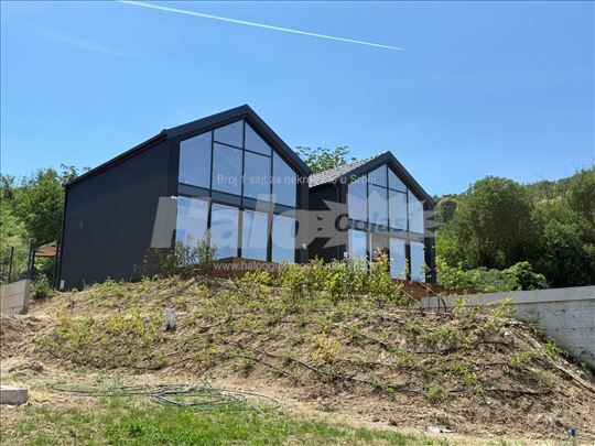 Kuca sa bazenom i pogledom na Dunav 180m2-15ari
