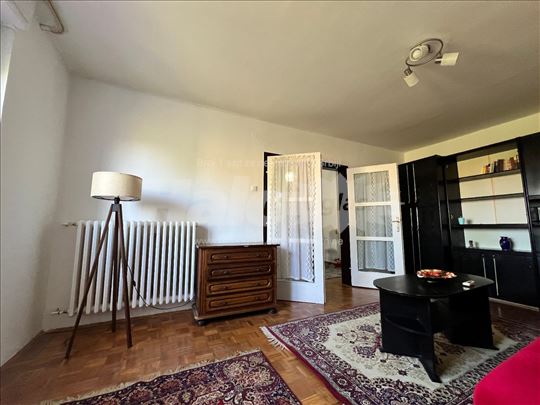 43 m² namešten stan – terasa, klima, lift