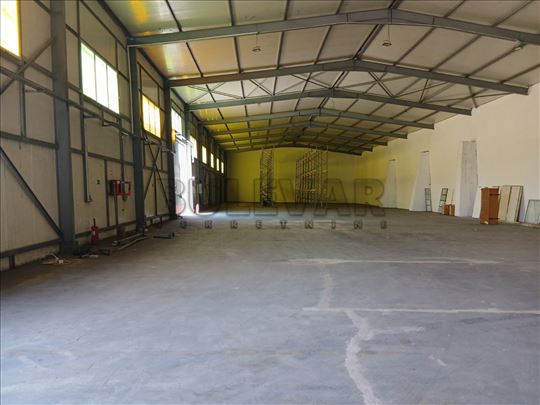 Izdaje se hala-magacin na putu ka Malči, 3001m2