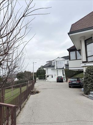 Prodajem kucu sa zemljistem u LUX naselju