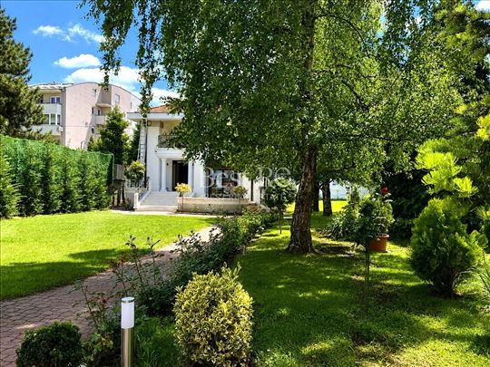 Renovirana kuća sa uređenim dvorištem od 1200m2