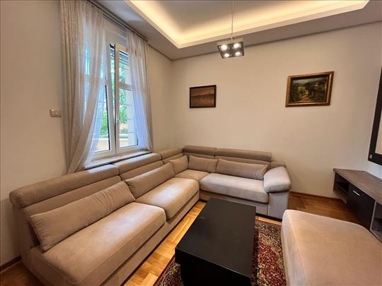 Stan u porodičnoj kući na Senjaku
