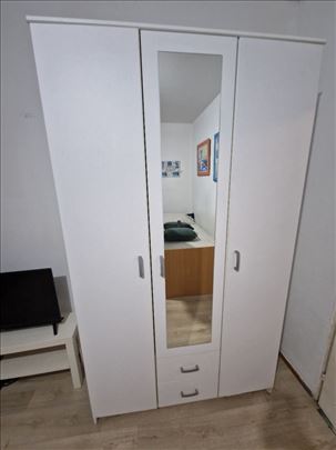 Trokrilni beli orman sa ogledalom