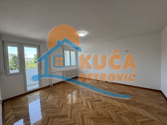 Izdaje se nenamešten dvosoban stan preko puta Grad