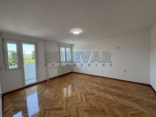 Izdaje se nenamešten dvosoban stan preko puta Grad
