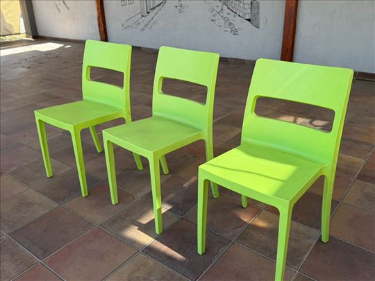 Prodaju 3 plastične stolice – 50€ ZA SVE