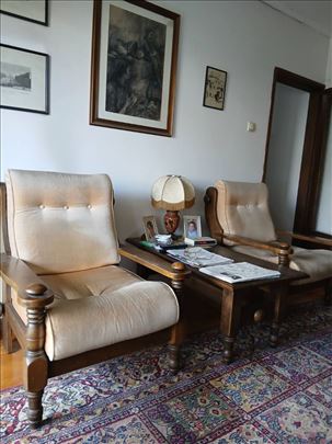 Dve fotelje od hrastovoh drveta, gratis klub sto