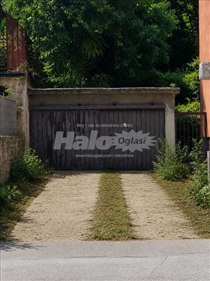 SNIŽENO dve spojene zidane garaže sa prilazom