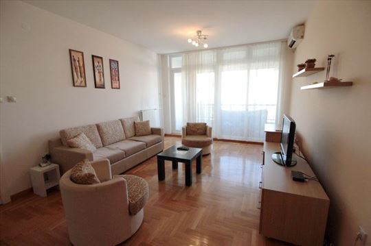 Odličan 3.0 stan, novija zgrada, Arena,ID 3645