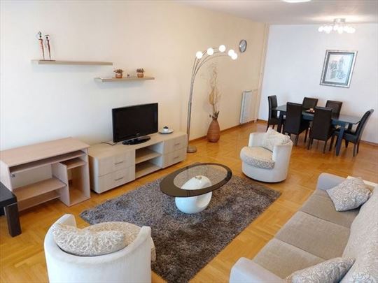 Odličan 3.0 stan, novija zgrada, Arena, ID 3645
