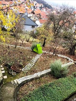 Parcela sa kućnom, namenjena investitorima, Palilu