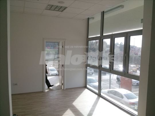 Poslovni prostor sa 3 parking mesta Paunov Breg