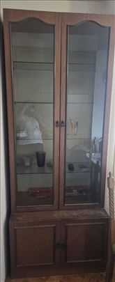 Vetrina sa staklenim vratima
