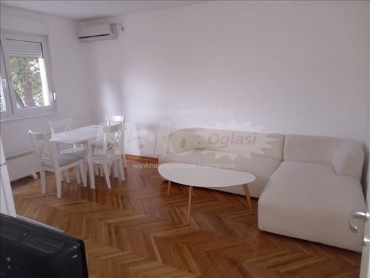 Izdajem renoviran stan 44 m2 - Karaburma