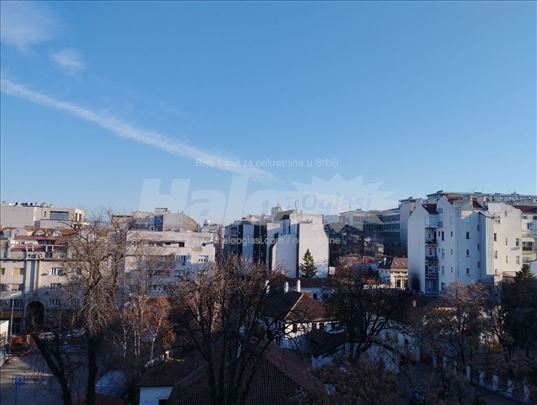 Komforan stan nadomak Knez Mihailove i Kalemegdana