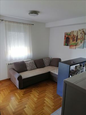 Kompletno opremljen 1.5 stan Ledine (okretnica 71)
