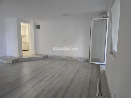 Kompletno renoviran 4.0 sa baštom, Žarkovo