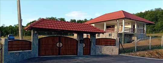 Luksuzno imanje od 3,45 ha sa novom kućom, voćnjak