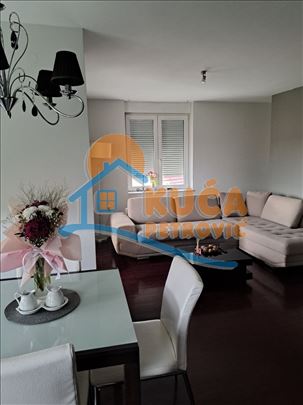 Trosoban stan 70m² sa liftom kod keja i Gimnazije