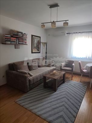 Izdajem renoviran, namešten stan 35m2