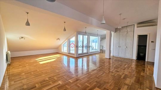 Lux stan kod Hrama sa divnim pogledom i garažom