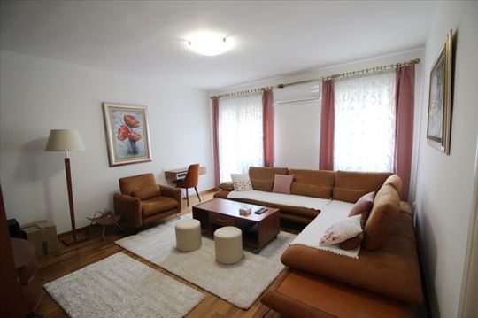 Odličan, renoviran stan, Pravni fakultet, ID 4063