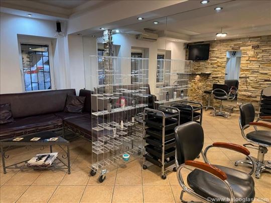 Opremljen frizerski salon blizu Kalenića