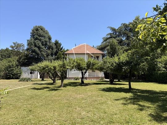 Porodična kuća bruto površine 110m2, sa placem od