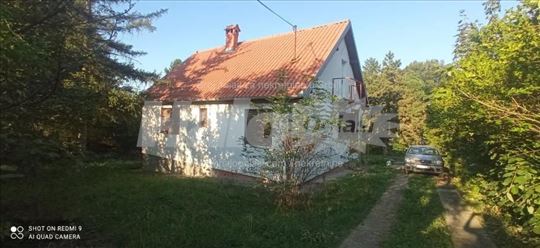 Prodaja vikend kuće na uređenom placu od 12 ari