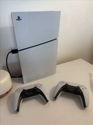 Sony playstation 5,2 dzojstika , 6 meseci garancij