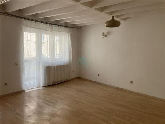 Studentski trg, renoviran, svetao