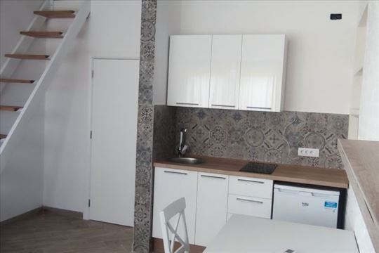 Batajnica, 0.5s, 30 m²+ galerija, nov, namešten