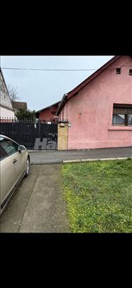 Dve kuće na prodaju 600m od centra Surcina