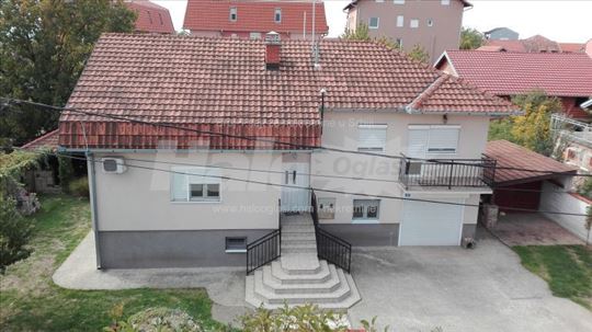 Porodična oaza na Ledinama – kuća sa dvorištem